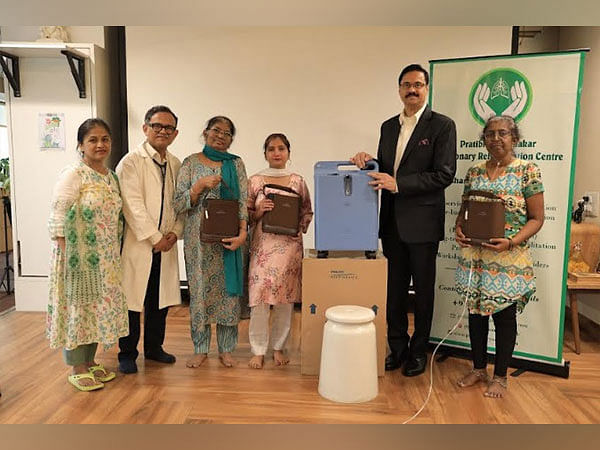 Masala King Dhananjay Datar Gifts Oxygen Kits to Patients of Pulmonary Diseases in Mumbai