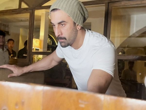 Ranbir Kapoor steps out with new beard look,  see pics