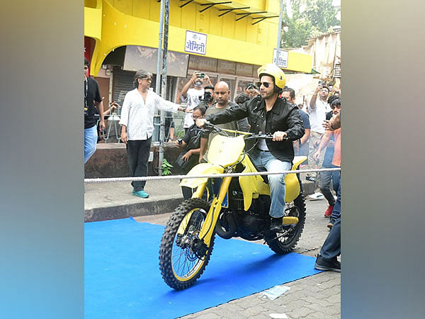 Varun Dhawan takes excitement for 'Citadel Honey Bunny' to the next level at Gaiety Galaxy theatre