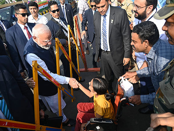 PM Modi and Spanish President Pedro Sanchez pause Vadodara roadshow to meet differently-abled student and artist Diya Gosai