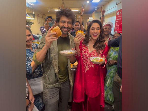 Kartik Aaryan, Madhuri Dixit enjoy vada pav in Pune as they promote 'Bhool Bhulaiyaa 3' 