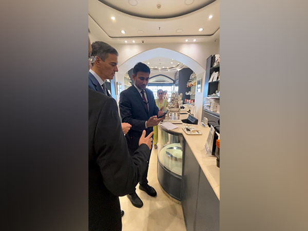 Spanish PM Sanchez uses UPI transaction to buy Ganesh statue in Mumbai