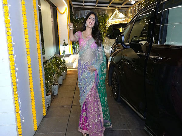 Jahnvi stuns in pastel saree as she attends father Boney Kapoor's Diwali puja