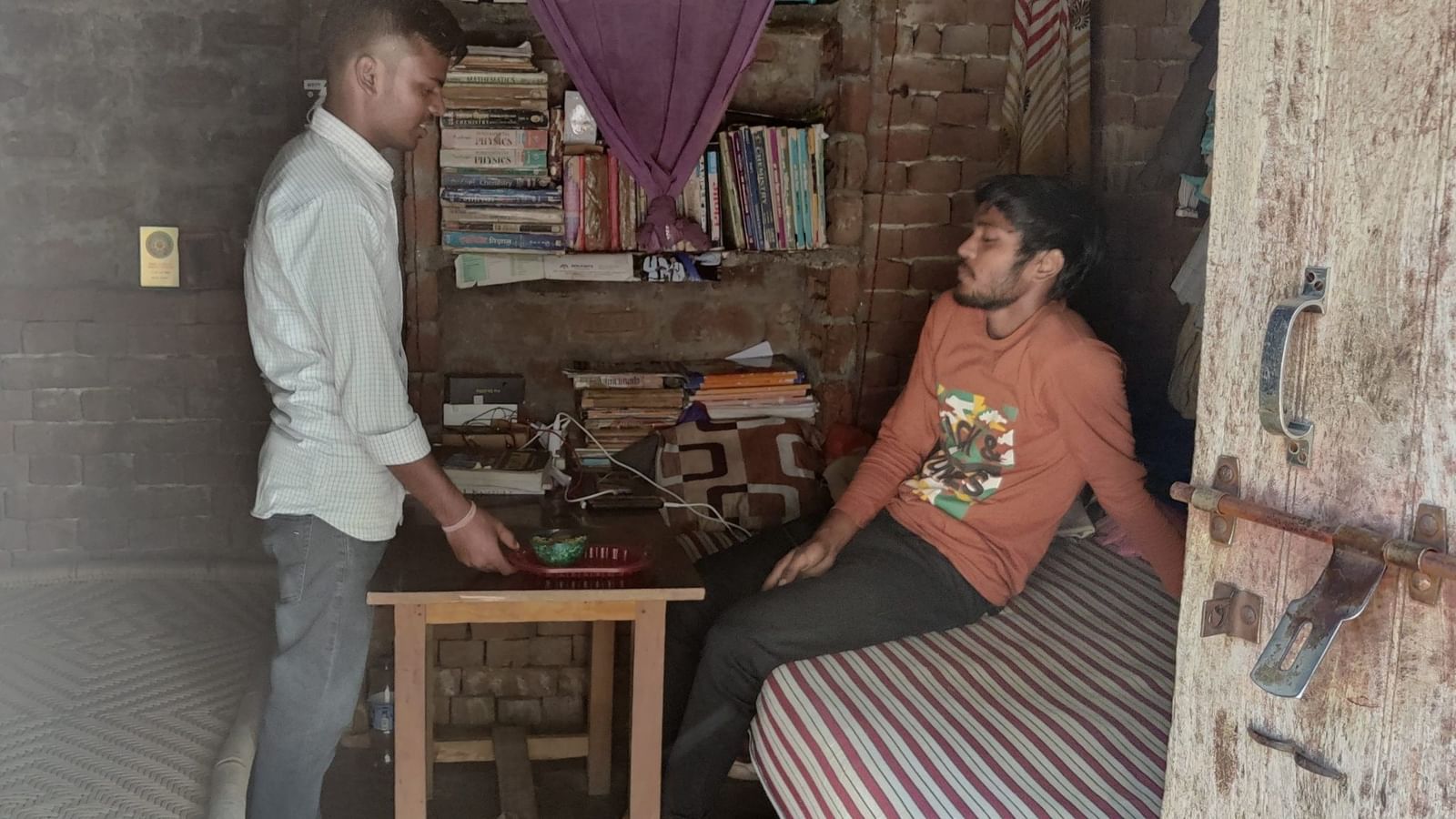 मुजफ्फरनगर के टिटोली गांव में अपने बड़े भाई अमित के साथ अतुल कुमार (बाएं) | फोटो: अलमिना खातून/दिप्रिंट