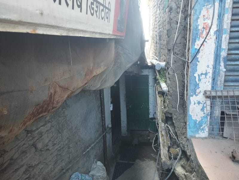 शिमला में मौसम से प्रभावित पत्थरों से बनी कसुम्पटी मस्जिद अब प्लास्टिक और मोटे कपड़े की चादरों से ढकी हुई है. एक महीने पहले इसे अवैध घोषित किए जाने के बाद से कोई भी यहां नमाज़ अदा करने नहीं आया है | फोटो: हिना फ़ातिमा/दिप्रिंट