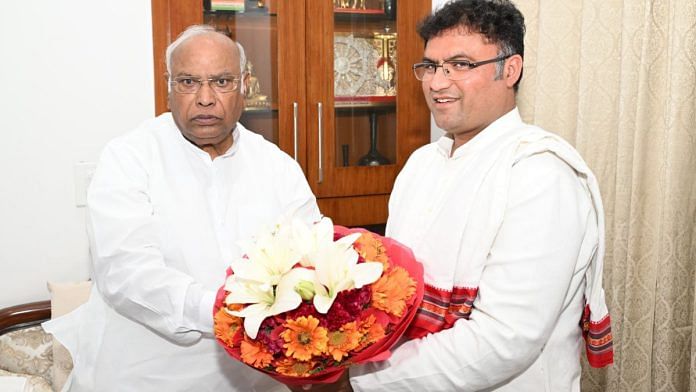 Mallikarjun Kharge welcoming Ashok Tanwar back into Congress | X/@Tanwar_Indian