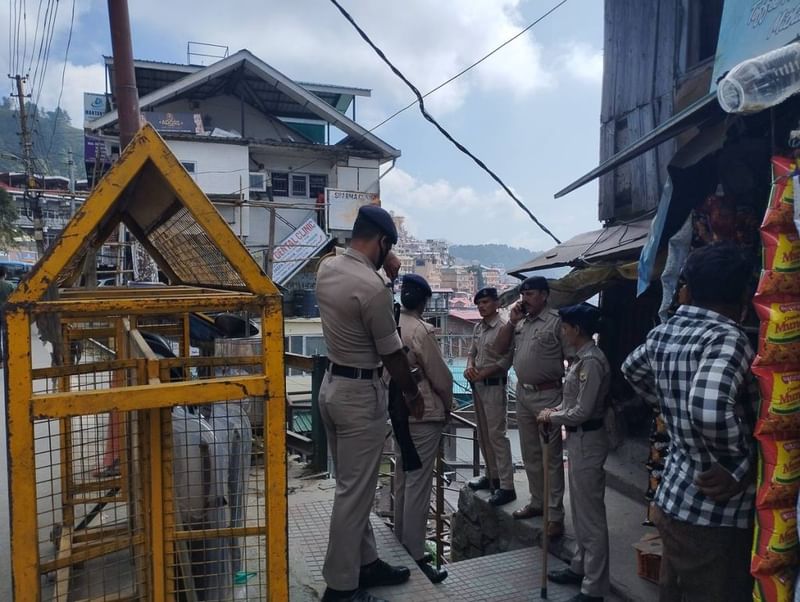 हिमाचल प्रदेश में संजौली मस्जिद के बाहर पुलिस गश्त कर रही है, जहां इसके विध्वंस के लिए विरोध प्रदर्शन शुरू होने के छह सप्ताह बाद से सुरक्षा कड़ी है | फोटो: हिना फ़ातिमा/दिप्रिंट