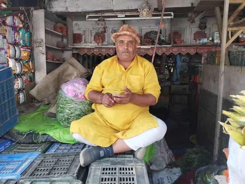 संजौली निवासी रवि कुमार मस्जिद के आसपास संदिग्ध गतिविधियों के दावों को लेकर संशय में हैं. उनका कहना है कि उन्हें यकीन है कि सांप्रदायिक राजनीति राज्य के शांतिपूर्ण समुदाय में जड़ें नहीं जमा पाएगी | फोटो: हिना फ़ातिमा/दिप्रिंट