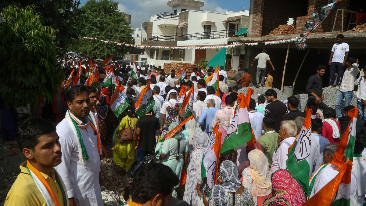 सुरेंद्र पंवार के समर्थक | फोटो: सूरज सिंह बिष्ट/दिप्रिंट