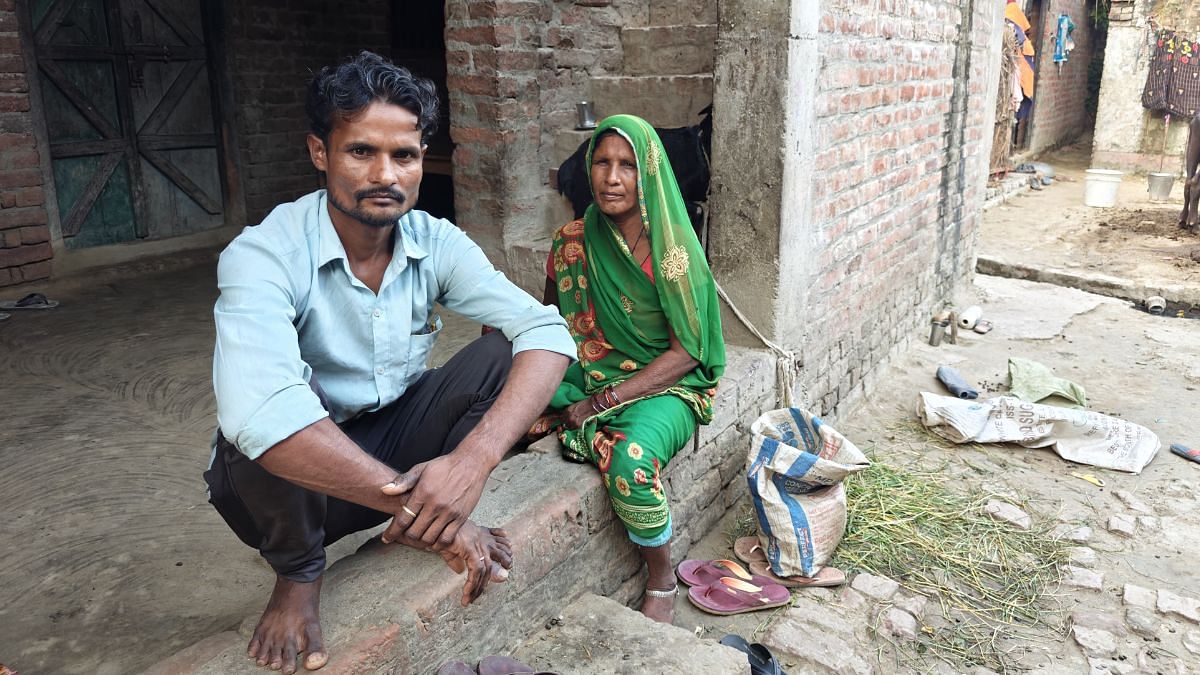 Harish's elder brother and mother at Gandara village | Mayank Kumar | ThePrint