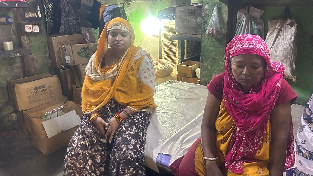 Asiya Bibi sits with her mother Aniqa Bibi | Zenaira Bakhsh | ThePrint