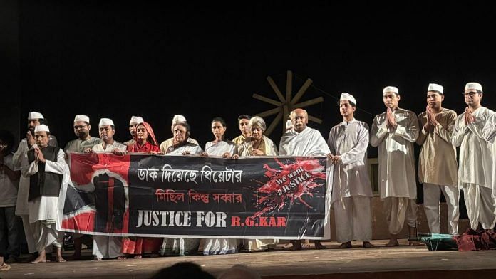 Cast of 'Mahatma versus Gandhi'. The play ended with the actors joining hands on stage and making an impassioned plea for accountability in the RG Kar case | Photo: Deep Halder