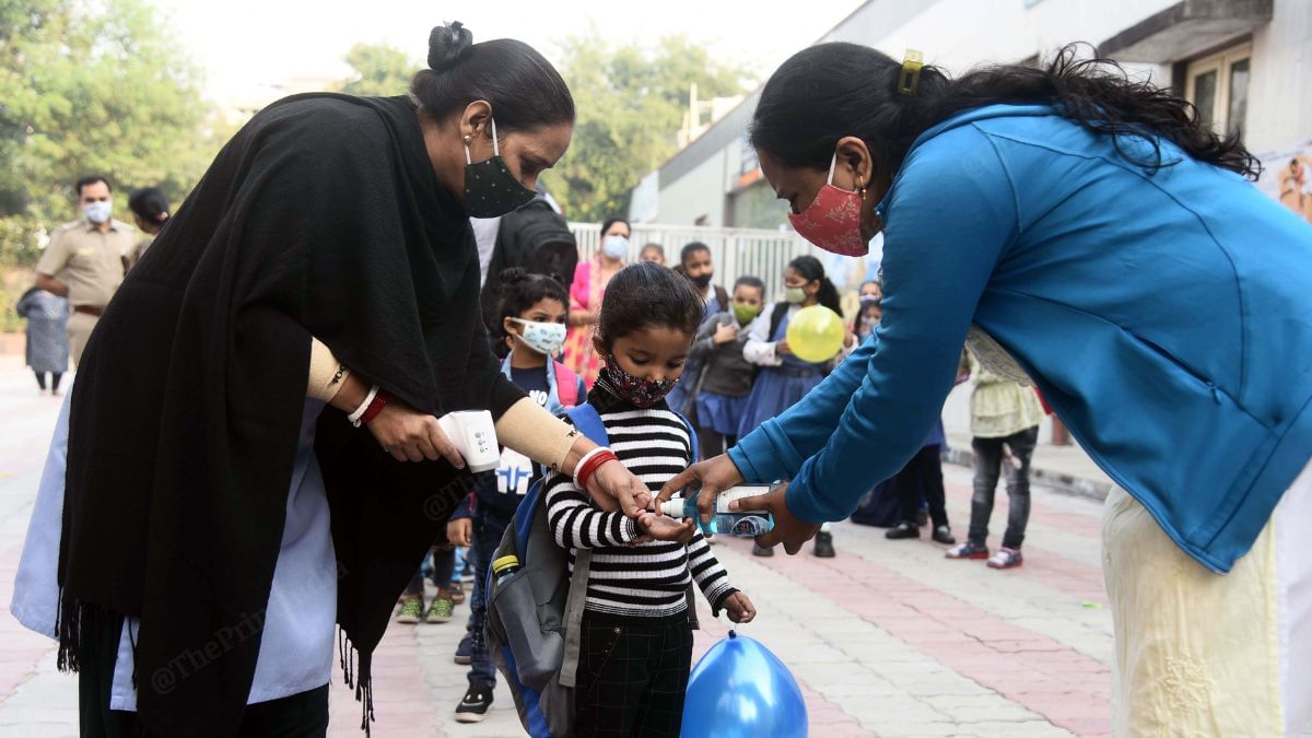 ग्रामीण क्षेत्रों में टीचर्स के सामने कई चुनौतियां हैं. उन्हें गांवों में जाकर बच्चों को स्कूल आने के लिए मनाना पड़ता है, चुनाव, टीकाकरण और जनगणना से संबंधित कर्तव्यों का पालन करना पड़ता है | फोटो: सूरज सिंह बिष्ट/दिप्रिंट