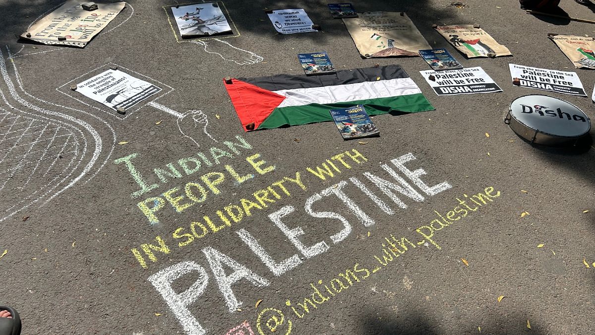 A message in chalk in support of Palestine at Jantar Mantar. | Zenaira Bakhsh