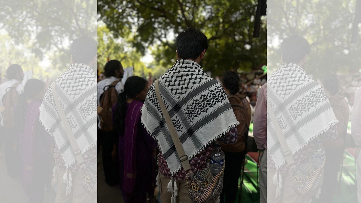 A man wearing the Palestinian Keffiyeh at the Jantar Mantar protest. | Zenaira Bakhsh