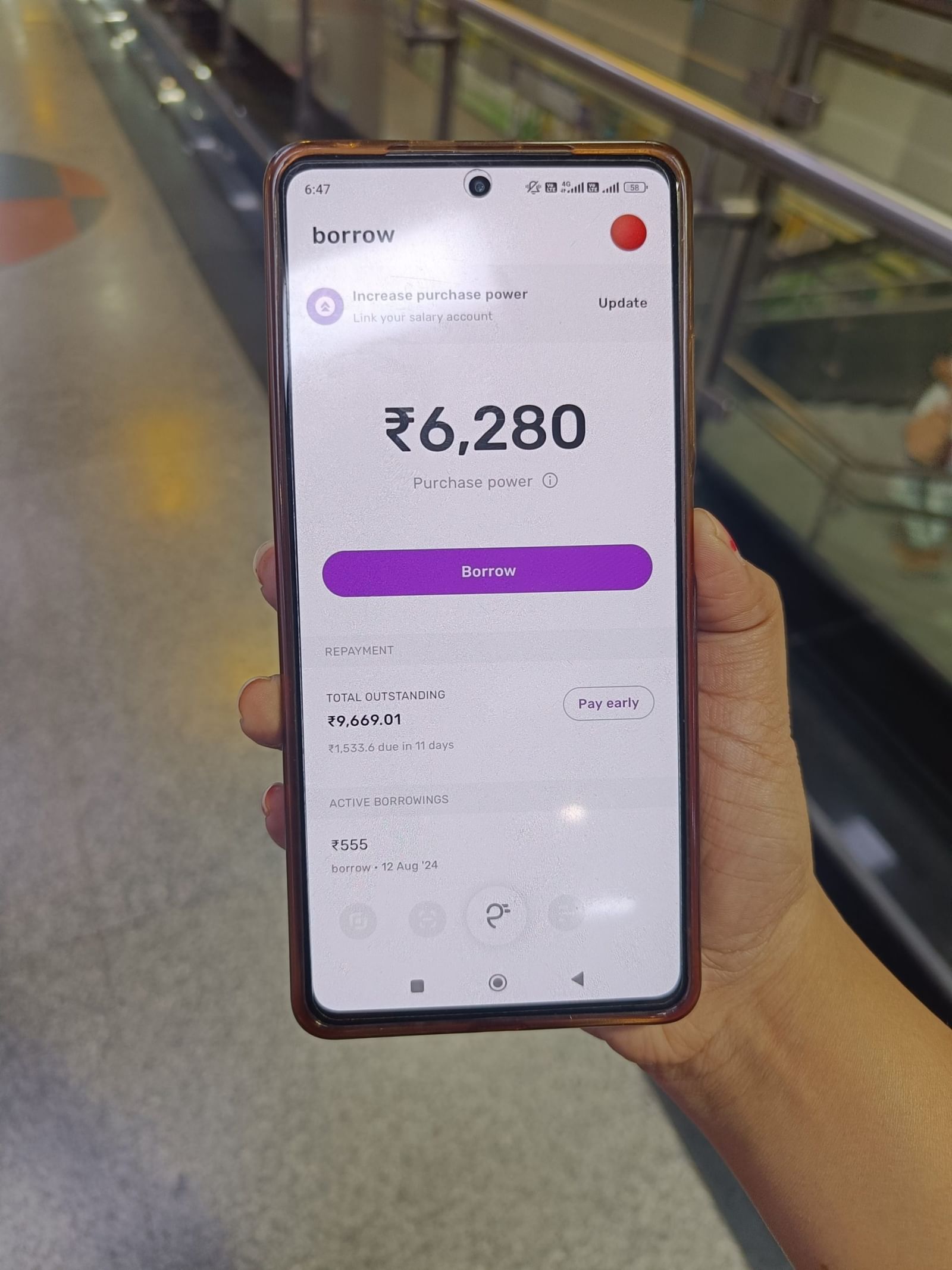 दिल्ली की मुस्कान कौशिक को गोवा में घूमने के वास्ते लिए गए 25,000 रुपये के लोन की किश्तें भरनी हैं | फोटो: कृष्ण मुरारी/दिप्रिंट