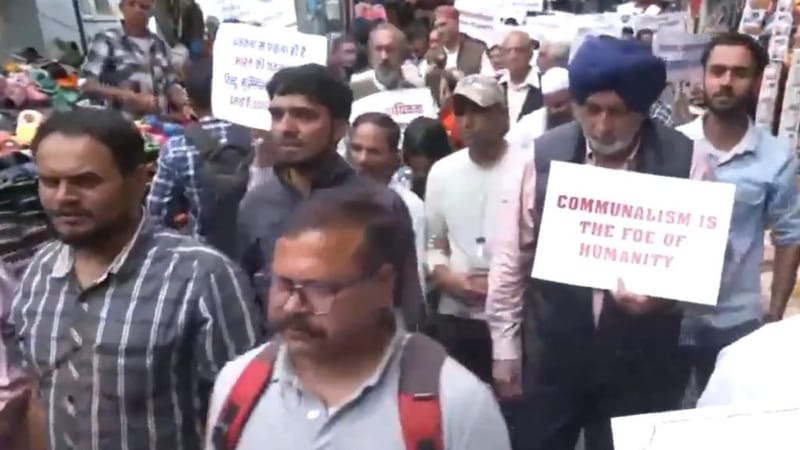 शिमला में 27 सितंबर को शांति मार्च के दौरान एक व्यक्ति “सांप्रदायिकता मानवता की दुश्मन है” लिखी तख्ती लिए हुए है | फोटो: एक्स/एएनआई