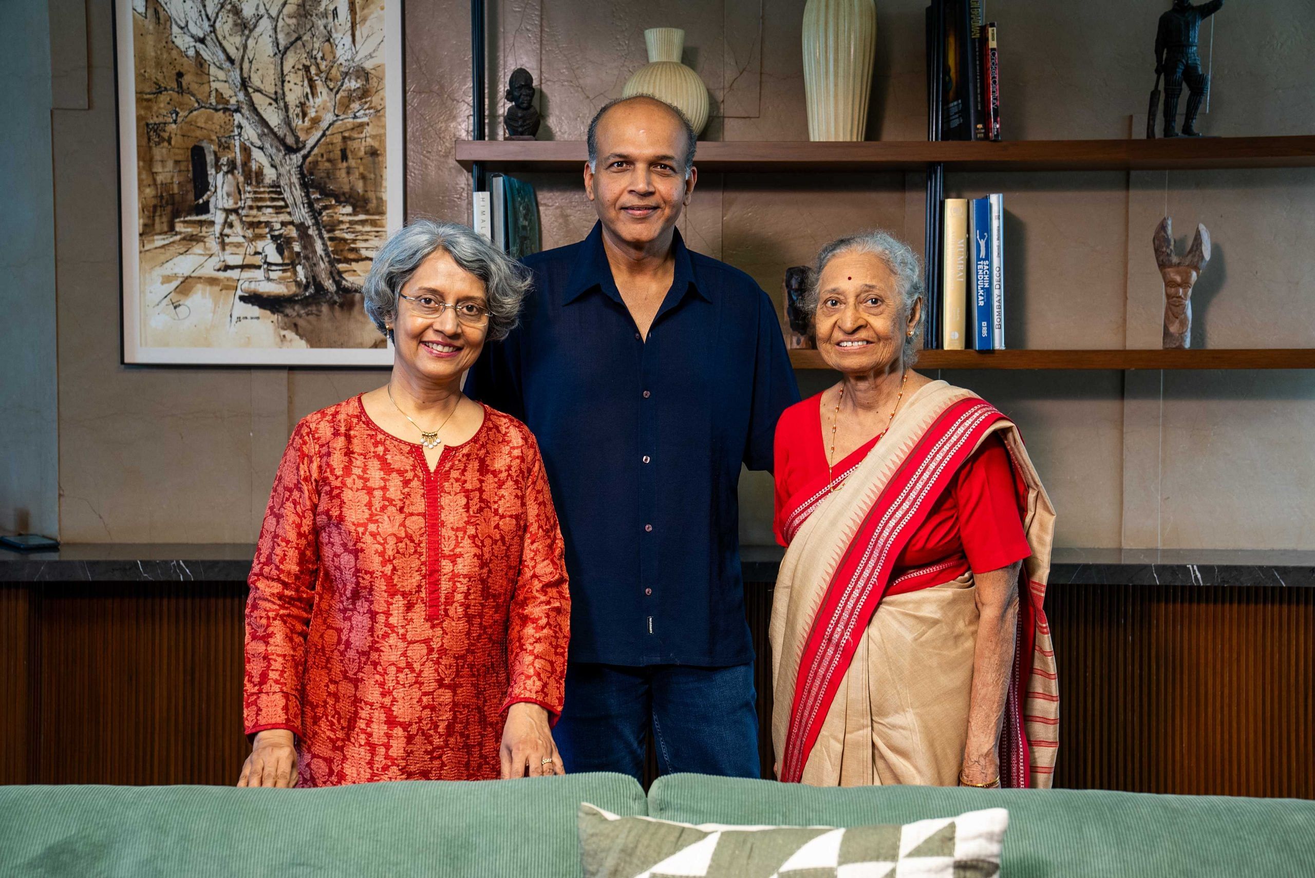 Ashutosh Gowariker with Ramakant Kulkarni's wife Lily Kulkarni and daughter Anita Bhogle