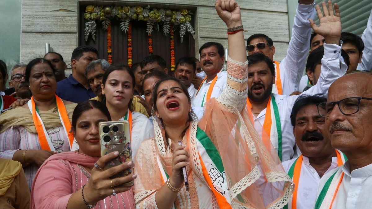 सुरेन्द्र पंवार की बहू समीक्षा पंवार (बीच में) | फोटो: सूरज सिंह बिष्ट/दिप्रिंट