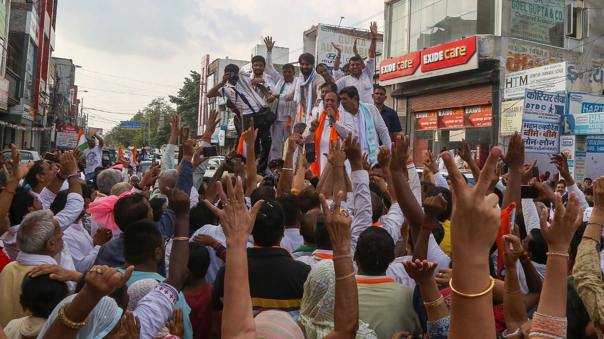 காங்கிரஸ் எம்எல்ஏ சுரேந்தர் பன்வார் தனது ஆதரவாளர்களிடம் பேசினார் சூரஜ் சிங் பிஷ்ட் | ThePrint