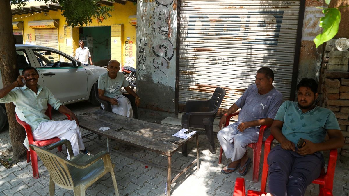 रायपुर से फूल कुंवर (बाएं, पीछे) और वीरेंद्र (दाएं से दूसरे) | फोटो: सूरज सिंह बिष्ट/दिप्रिंट