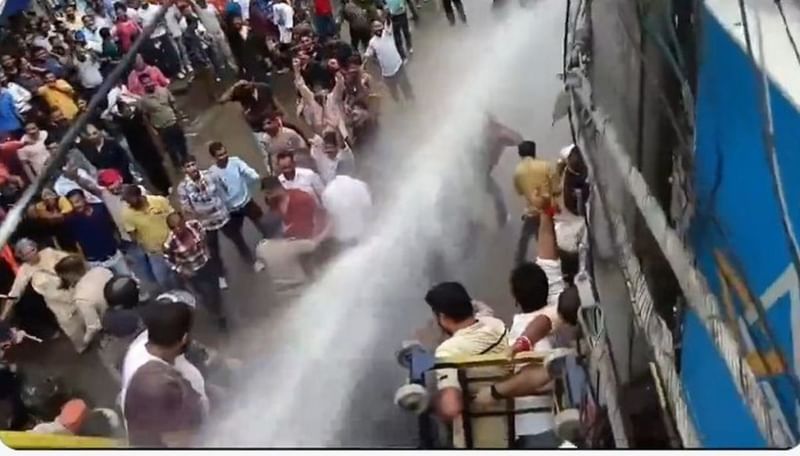 12 सितंबर को मंडी में प्रदर्शनकारियों को तितर-बितर करने के लिए पुलिस ने पानी की बौछारें कीं. हिंदू समूहों द्वारा आहूत यह विरोध प्रदर्शन, जेल रोड मस्जिद के एक अनधिकृत हिस्से को मुस्लिम समुदाय द्वारा स्वेच्छा से ध्वस्त किए जाने के एक दिन बाद हुआ | फोटो: एक्स स्क्रीनग्रैब