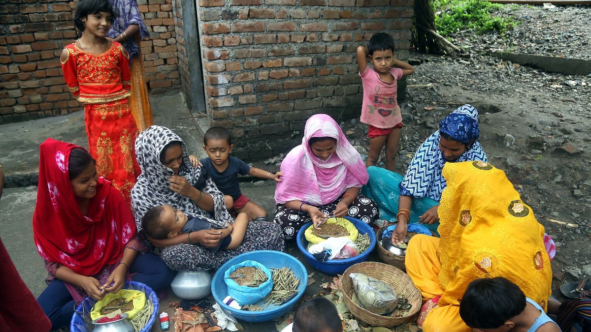 Women making beedis at Naya Basti | Suraj Singh Bisht | ThePrint