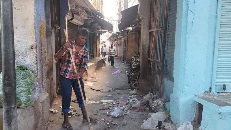 जोधपुर के घंटाघर मार्केट में काम करते हुआ एक सफाई कर्मी | फोटो: शुभांगी मिश्रा/दिप्रिंट