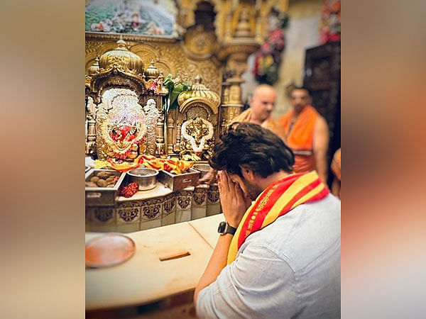 Bhool Bhulaiyaa 3: Kartik Aaryan offers prayers at Siddhivinayak Temple, thanks 