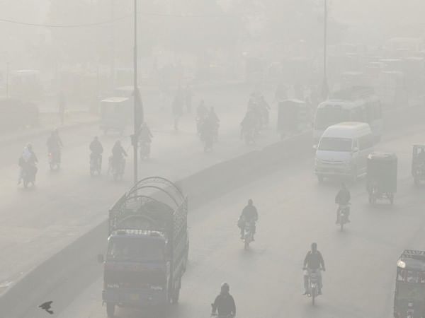 Pak: Lahore records AQI reading of 1,067, retains top-slot for world's most polluted city Pak: Lahore records AQI reading of 1,067, retains top-slot for world's most polluted city