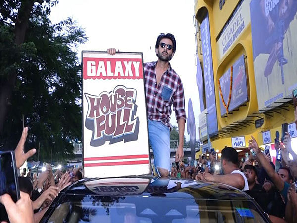 Kartik Aaryan surprises fans at Mumbai's Gaiety Galaxy after 'Bhool Bhulaiyaa 3' success 