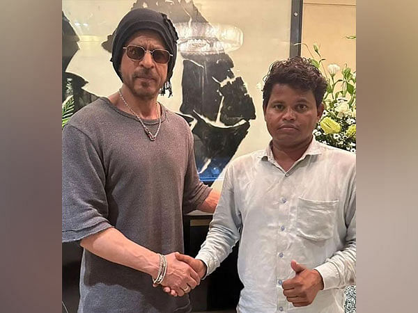 Shah Rukh Khan meets fan from Jharkhand who waited for him outside Mannat for 95 days