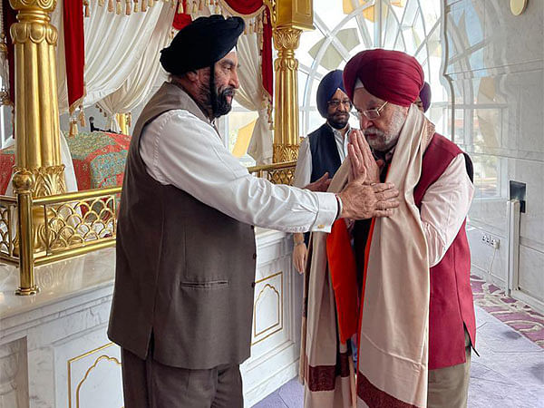 Union Minister Hardeep Singh Puri pays obeisance at Gurudwara Guru Nanak Darbar in Dubai