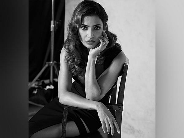 Samantha Ruth Prabhu looks stunning in black gown, shows off her bold style