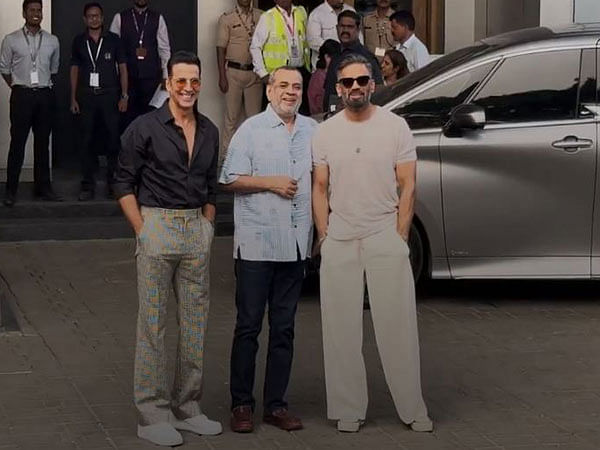 'Hera Pheri' trio Akshay Kumar, Suniel Shetty, Paresh Rawal spotted together at airport, fans can't keep calm