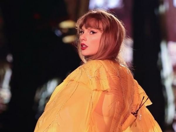 Taylor Swift thanks fans for  Taylor Swift thanks fans for