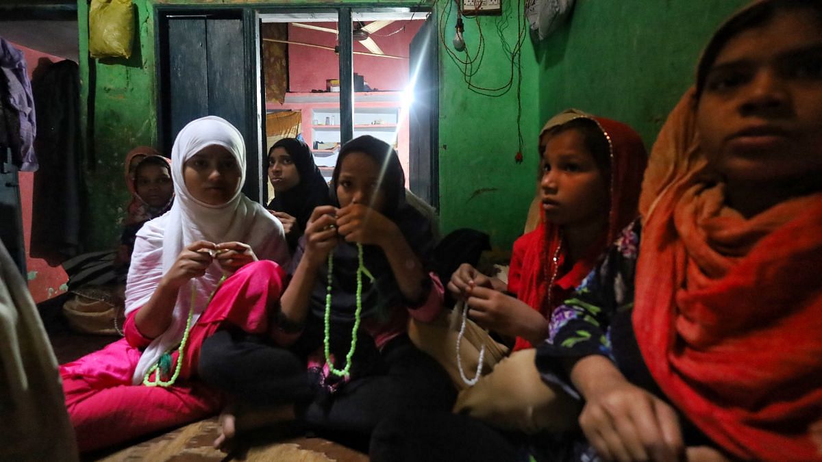 बसीम की बहनें उनके ठीक होने की दुआ करती हुईं | फोटो: मनीषा मोंडल/दिप्रिंट