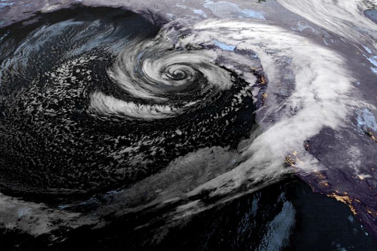 Deadly Storm Pounds Northwest US, Leaving 600,000 Without Power ...