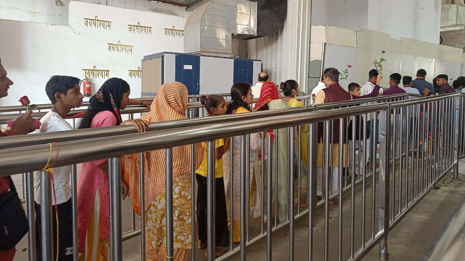 मंदिर परिसर में गुलाब की पंखुड़ियां और मोर पंख लिए भक्तगण “जय श्री श्याम” और “खाटू नरेश की जय” का नारा लगा रहे हैं. फोटो: कृष्ण मुरारी/दिप्रिंट