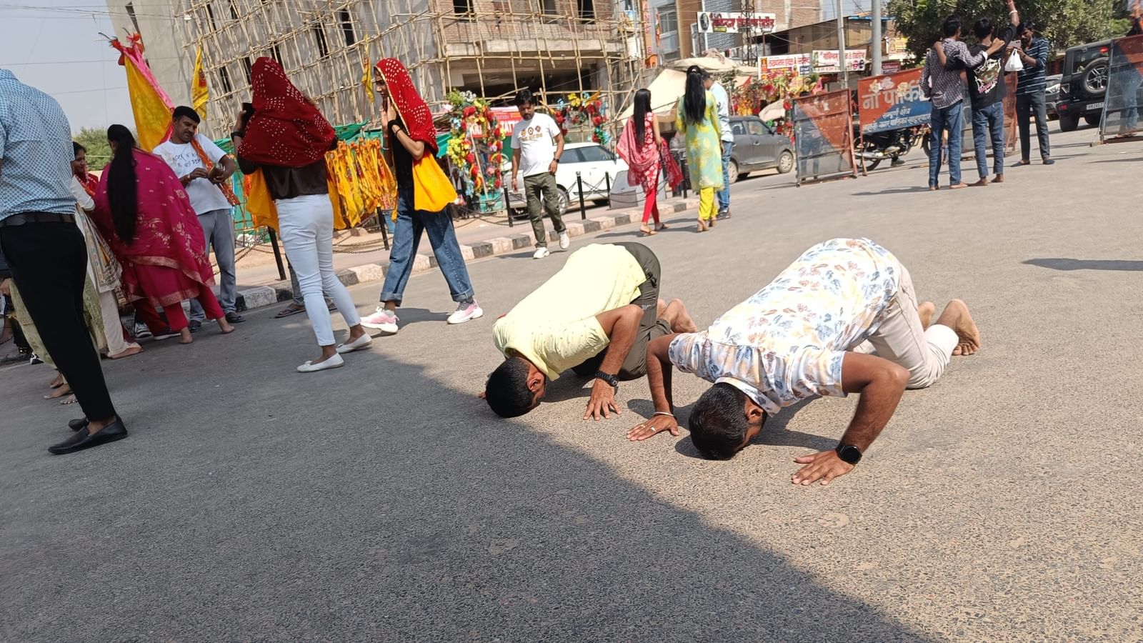 गर्भगृह से 1.5 किमी दूर तोरण द्वार पर श्रद्धालु माथा टेकते हुए | फोटो: कृष्ण मुरारी/दिप्रिंट