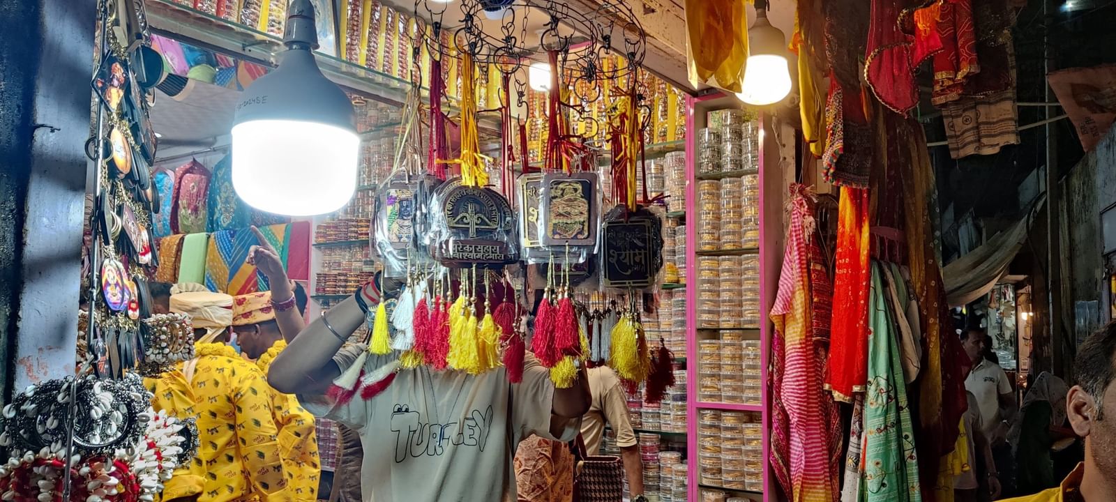 सीकर में खाटू श्याम मंदिर के पास एक दुकान | फोटो: कृष्ण मुरारी/दिप्रिंट