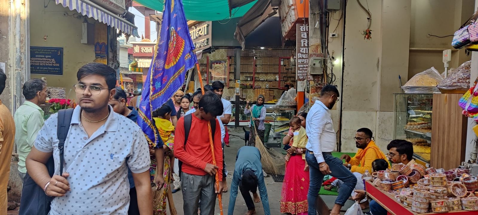 35 डिग्री की गर्मी में नंगे पांव भक्त खाटू श्याम के लंबे झंडे को लेकर रींगस से मंदिर तक 17 किलोमीटर पैदल चलते हैं | फोटो: कृष्ण मुरारी/दिप्रिंट