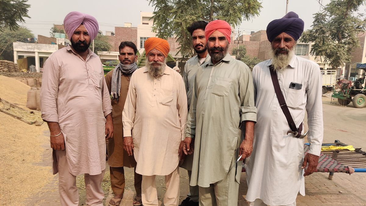 किसान अपने धान पर एमएसपी पाने में असमर्थ होने के कारण 2 सप्ताह से अधिक समय से मानसा मंडी में डेरा डाले हुए हैं | फोटो: शुभांगी मिश्रा/दिप्रिंट