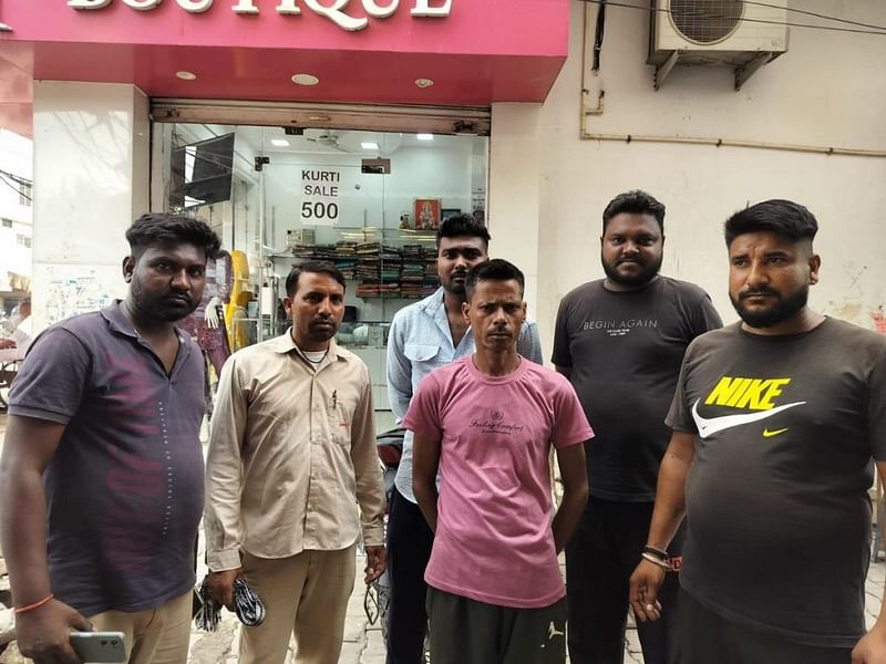 हरियाणा के समालखा में सफाई कर्मचारी. वे निराश हैं क्योंकि इन नौकरियों के लिए नियुक्त किए गए उच्च जाति के लोगों को अक्सर कहीं और नियुक्त कर दिया जाता है | फोटो: शुभांगी मिश्रा/दिप्रिंट