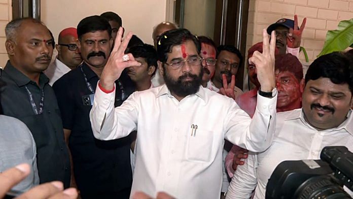 Maharashtra Chief Minister and Shiv Sena leader Eknath Shinde show the victory sign | Photo: ANI