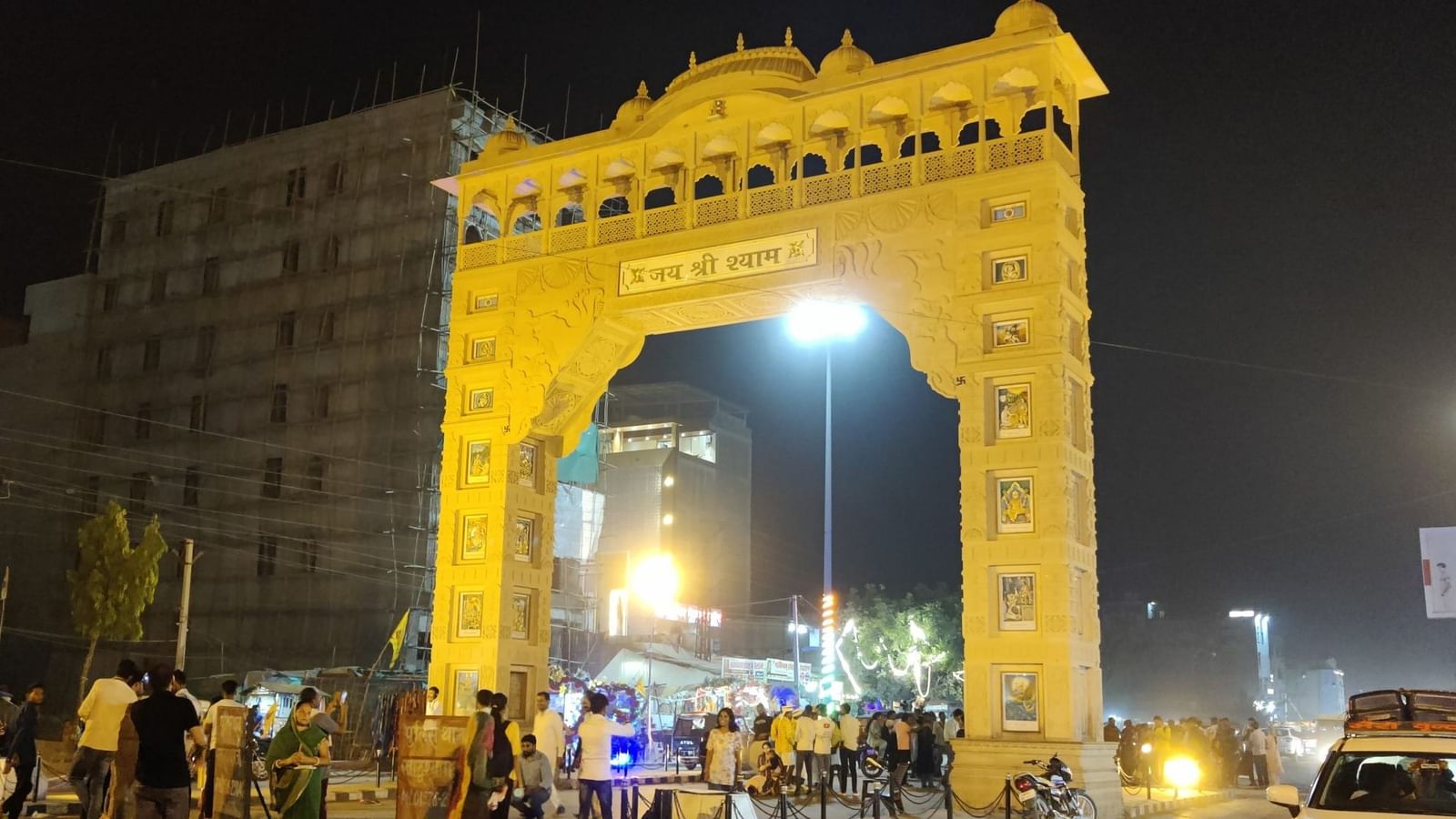 तोरण द्वार सेल्फी और रील के लिए आकर्षण का केंद्र बन गया है, ऊंट की सवारी और टैटू की दुकानें युवा आगंतुकों को आकर्षित कर रही हैं | फोटो: कृष्ण मुरारी/दप्रिंट