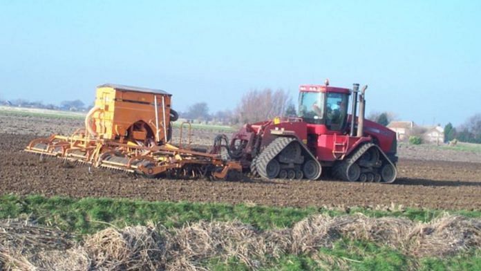 Representative image of a tractor for sowing wheat | Commons