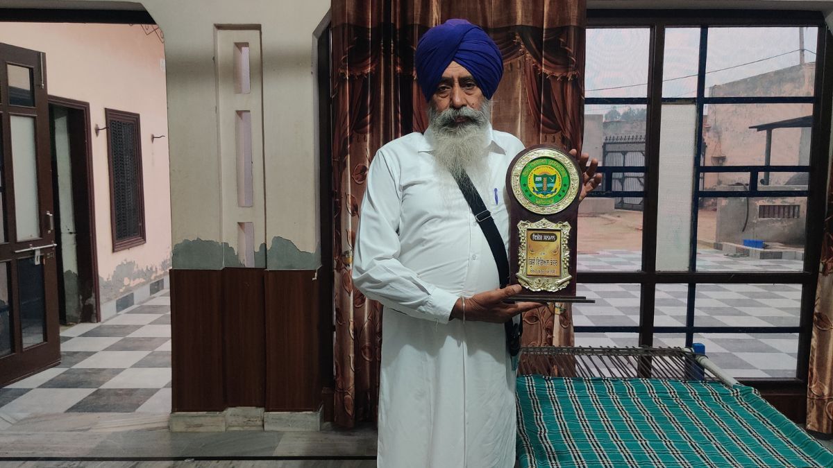 एक दशक तक पराली प्रबंधन के लिए पंजाब एग्रीकल्चर यूनिवर्सिटी (पीएयू) से मिले अपने पुरस्कार के साथ खड़े दर्शन सिंह | फोटो: शुभांगी मिश्रा/दिप्रिंट