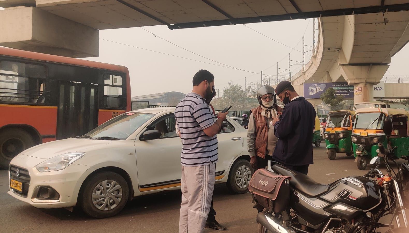 दिल्ली में ट्रैफिक पुलिस अधिकारी | फोटो: मृणालिनी ध्यानी/दिप्रिंट