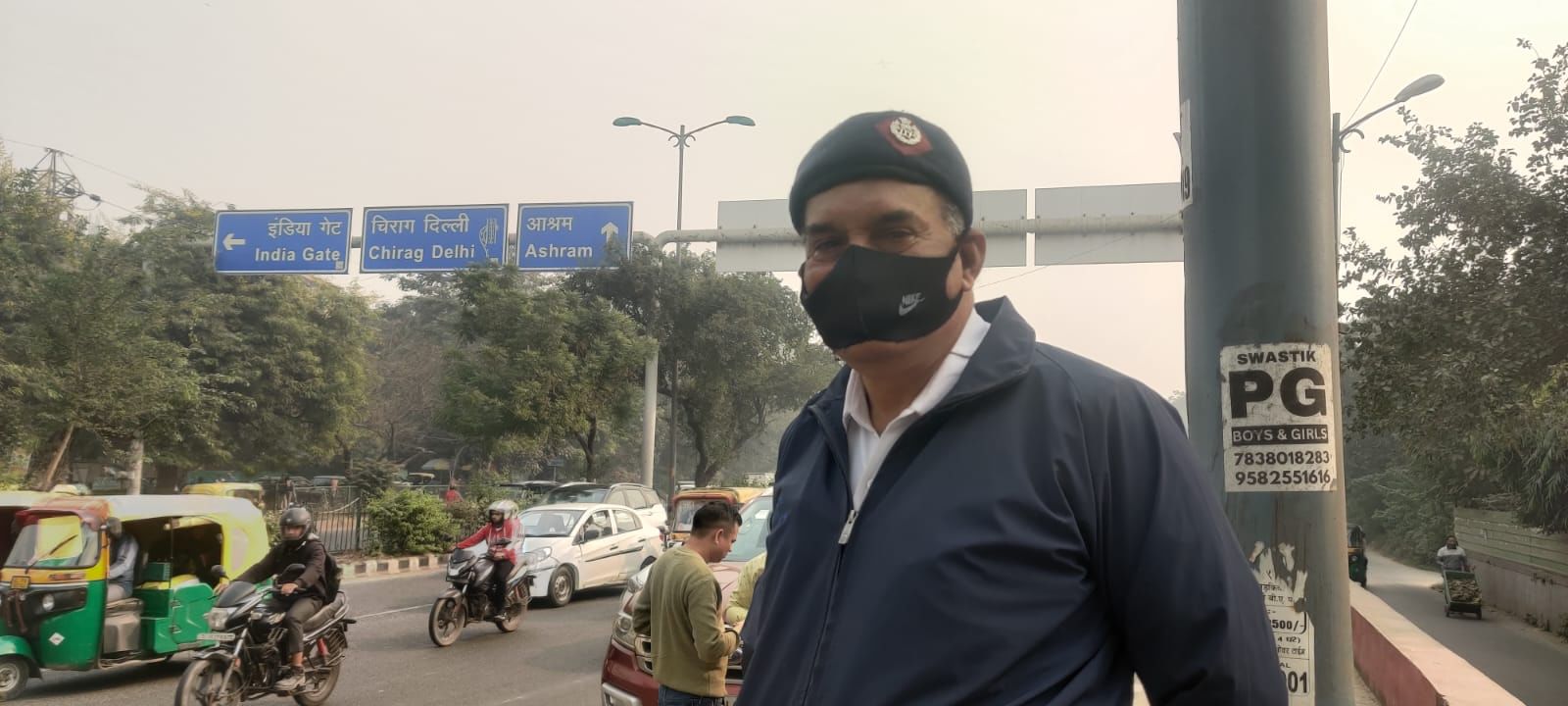 डिफेंस कॉलोनी में ड्यूटी पर तैनात पुलिसकर्मी | फोटो: मृणालिनी ध्यानी/दिप्रिंट